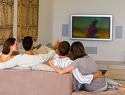 צופים בטלוויזיה (צילום: jupiter images)